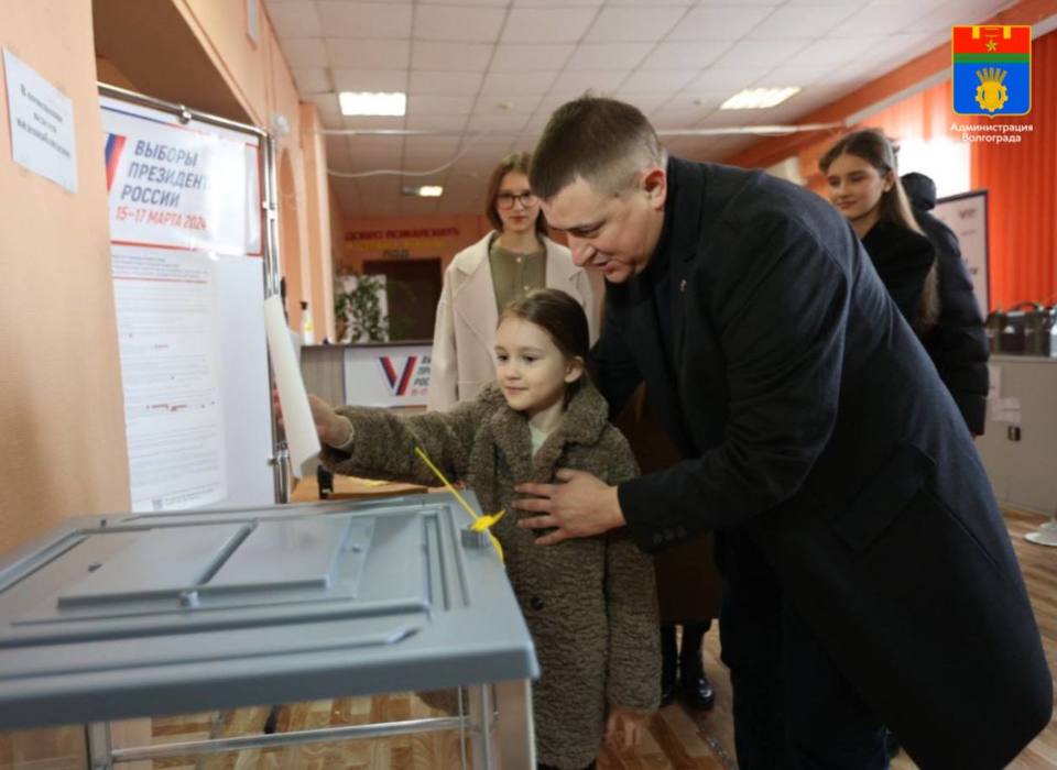В Волгограде на выборах проголосовала семья депутата Андрея Гимбатова